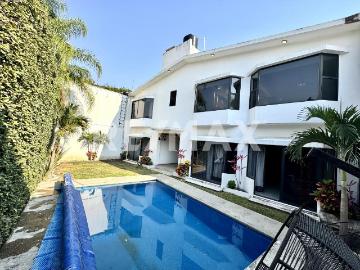 Venta de Casa sola al final de privada en Fracc. Pedregal de las Fuentes. Clave 6173Rx 6173 Debido a su dinámico diseño arquitectónico, la propiedad tiene amplios y funcionales espacios bien iluminados y ventilados. * Plafones con luz led indirecta * Techos de 3 metros de altura en ambos pisos. * Master Suite en planta baja * Total de 4 amplias habitaciones 3 con baño * Amplia cocina nueva de diseño de 36 Mts2 * Estacionamiento techado para 2 autos * Baño de visitas * Alberca con total privacida