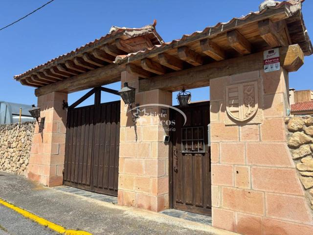 Venta de casa unifamiliar independiente en Torrecaballeros