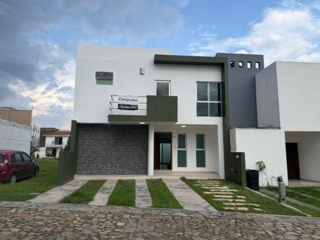 VENTA DE CASA ZONA GALERÍAS SANTA ANITA FRACCIONAMIENTO SENDERO LAS MORAS