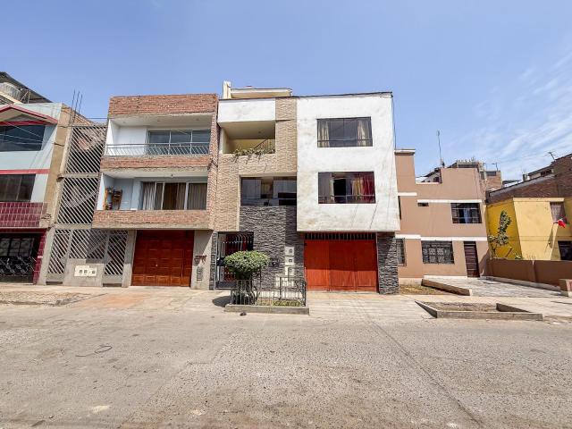 VENTA DE CASA 3 PISOS COMAS CDRA 36 AV. TUPAC AMARU