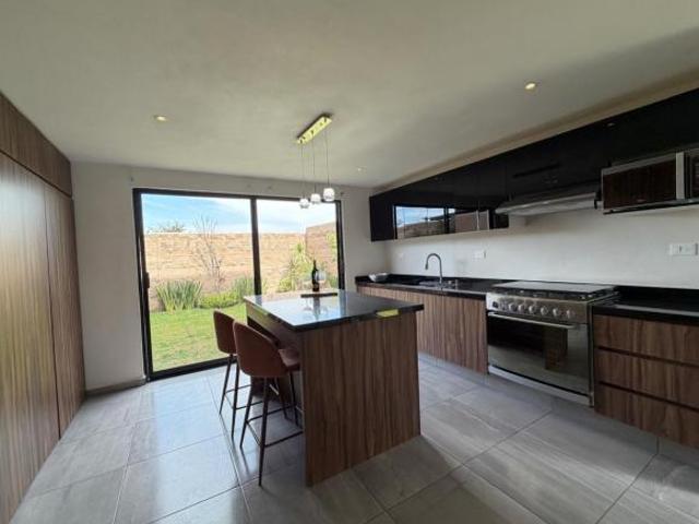 VENTA DE CASA 4 RECÁMARAS Y JARDIN LOMAS DE ANGELÓPOLIS CHOLULA PUEBLA