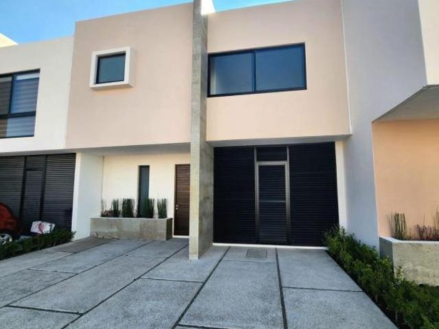 Venta de Casas en Lomas del Marques en Altos del Marques, Gran Ubicación y LUJO!