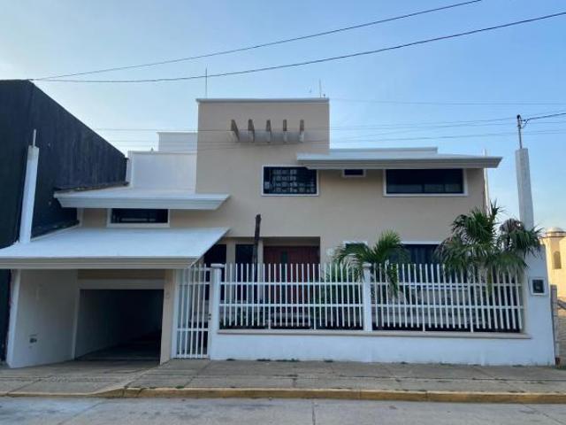 VENTA DE CENTRICA RESIDENCIA CON ALBERCA CON TERRENO DE 500MTS2