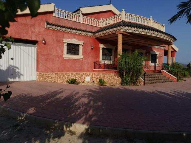 Venta de chalet en Bigastro, de 280m2 con 4 dormitorios y 3 baños con plaza de garaje