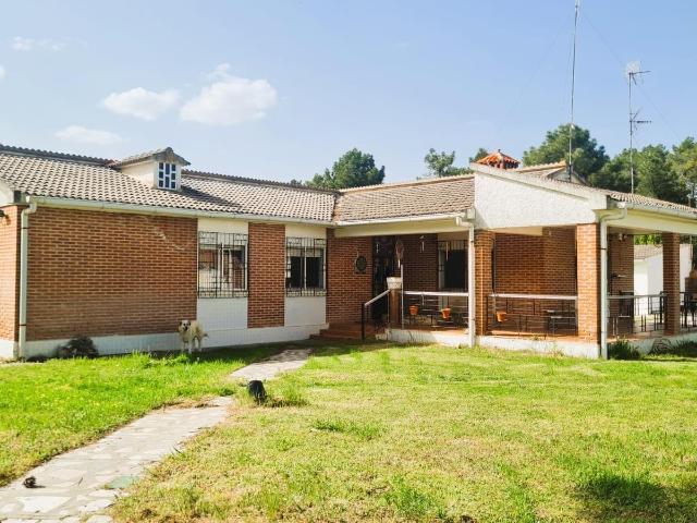 VENTA DE CHALET INDEPENDIENTE CON PISCINA EN MOJADOS, VALLADOLID