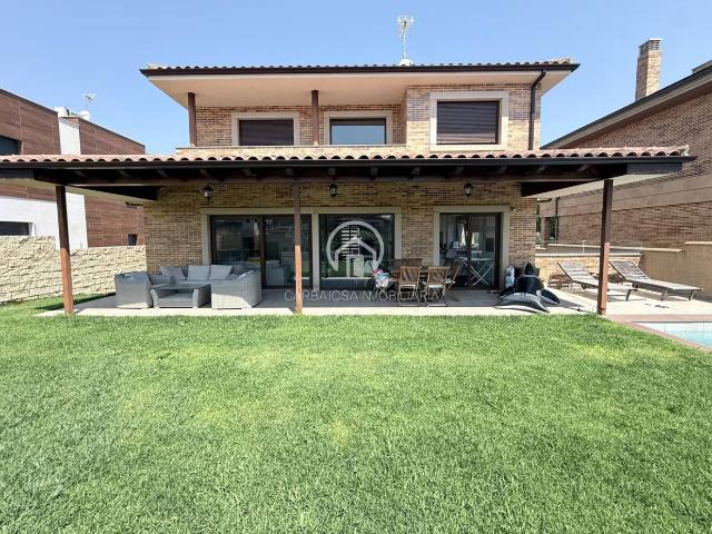 Venta de chalet unifamiliar independiente en Carbajosa de la Sagrada