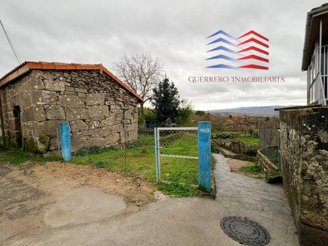 VENTA DE CHALET UNIFAMILIAR PARA REFORMA EN A BOLA – CON PATIO, JARDÍN Y AGUA DE MANANTIAL. 60.000 €