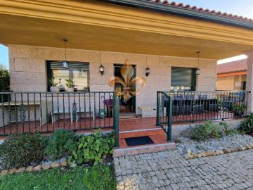 Venta de chalet y Centro de día en O Porriño