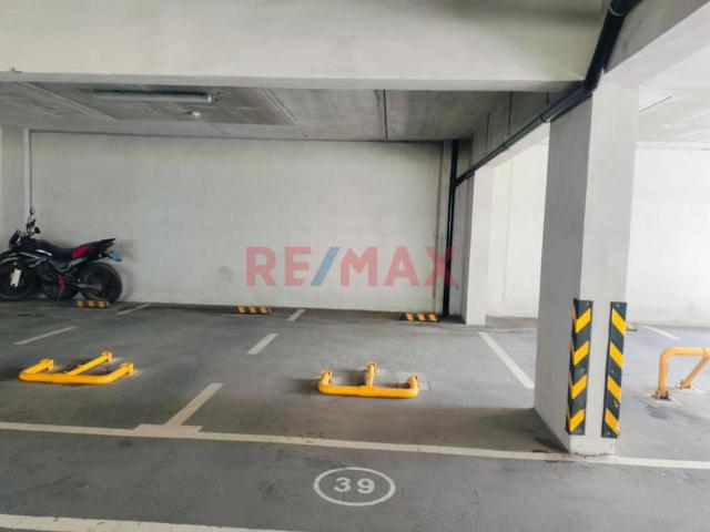 Venta De Cochera Techada En Condominio