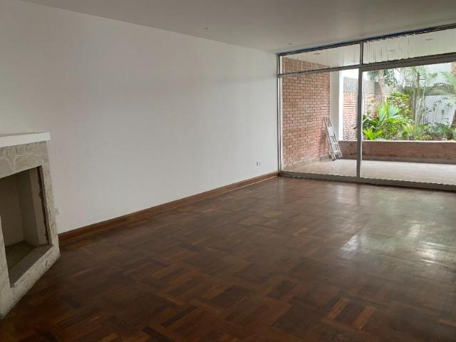 VENTA DE DEPARTAMENTO CON AMPLIO BALCÓN EN MIRAFLORES