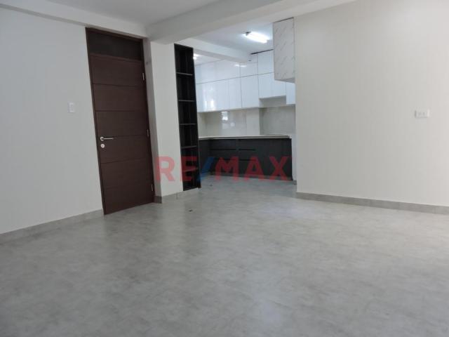 Venta De Departamento En 1Er Piso Urb. Alameda Country Club