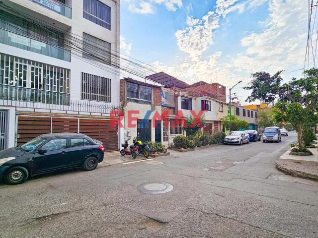 Venta De Departamento En 2° Piso Con Balcón – Urb. Huaquillay
