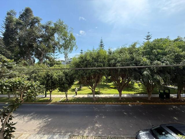 Venta de departamento en Chacarilla frente a parque