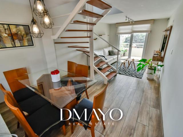 Venta de departamento tríplex remodelado. 3 dormitorios, balcón, cochera. A pasos del parque Kennedy