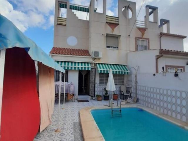 Venta de duplex en Torrevieja, de 86m2 con 4 dormitorios y 3 baños con plaza de garaje