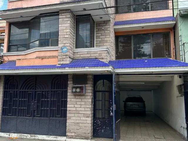 VENTA DE EDIFICIO CON 3 DEPARTAMENTOS EN CD LAGO