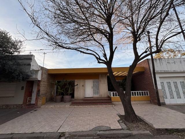 Venta de espectacular Casa 4 ambientes en Villa María