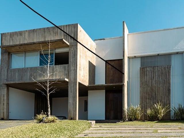 Venta de espectacular Casa 4 ambientes en Yerba Buena