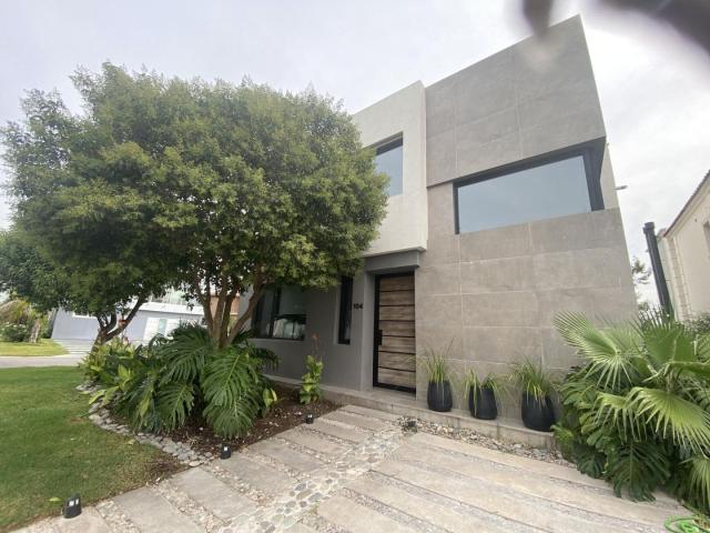 Venta de espectacular Casa 4 ambientes en Almirante Brown Adrogué