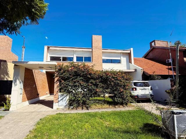 Venta de espectacular Casa 4 ambientes en Bahía Blanca