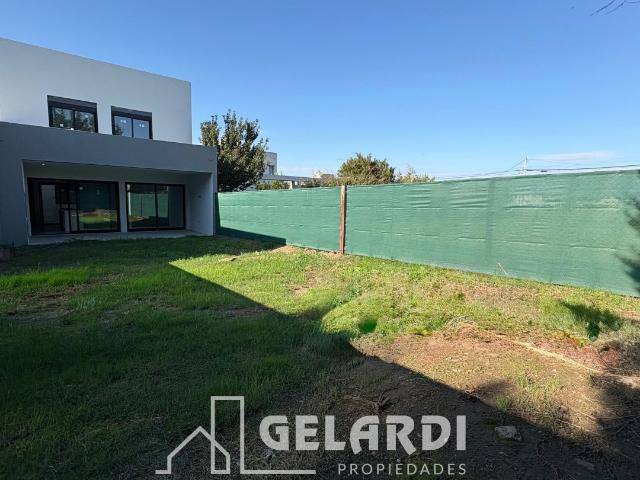 Venta de espectacular Casa 4 ambientes en Bahía Blanca