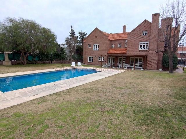 Venta de espectacular Casa 4 ambientes en Bahía Blanca
