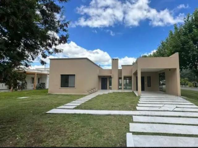 Venta de espectacular Casa 4 ambientes en Brandsen
