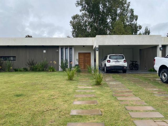 Venta de espectacular Casa 4 ambientes en Brandsen