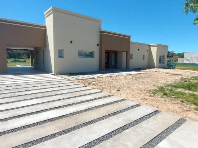 Venta de espectacular Casa 4 ambientes en Brandsen