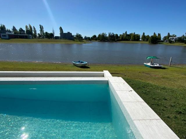 Venta de espectacular Casa 4 ambientes en Brandsen
