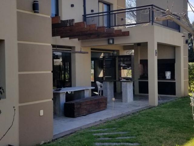 Venta de espectacular Casa 4 ambientes en Carmen de Areco