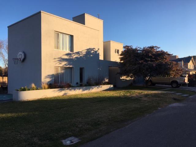 Venta de espectacular Casa 4 ambientes en Centenario