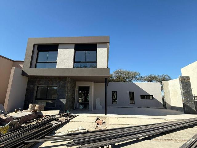 Venta de espectacular Casa 4 ambientes en Córdoba