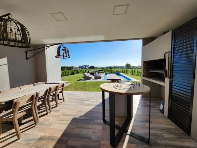 Venta de espectacular Casa 4 ambientes en Escobar Loma Verde