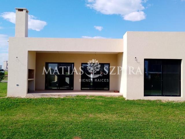 Venta de espectacular Casa 4 ambientes en Escobar Loma Verde