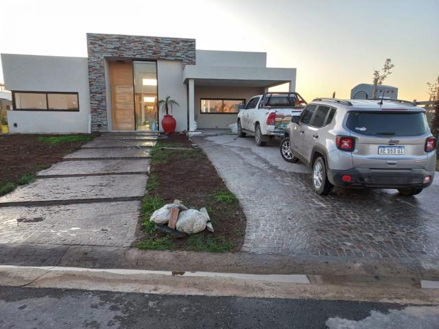Venta de espectacular Casa 4 ambientes en Escobar
