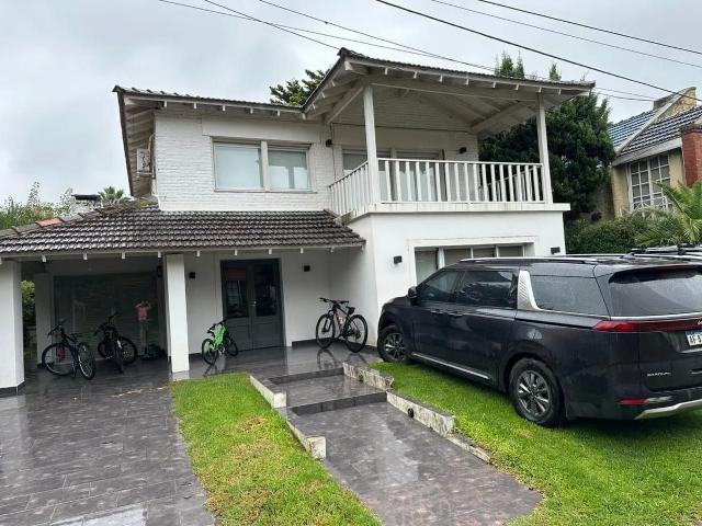 Venta de espectacular Casa 4 ambientes en Esteban Echeverría
