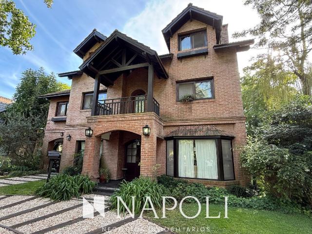 Venta de espectacular Casa 4 ambientes en Esteban Echeverría