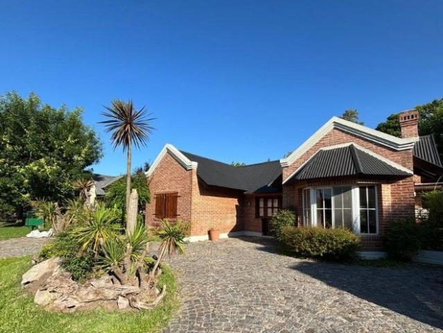 Venta de espectacular Casa 4 ambientes en Esteban Echeverría Canning