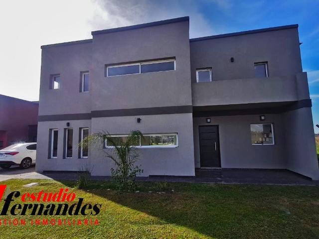 Venta de espectacular Casa 4 ambientes en Esteban Echeverría Canning