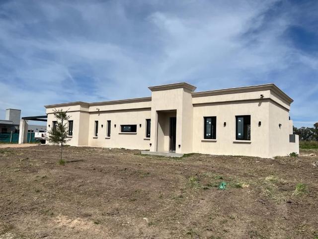 Venta de espectacular Casa 4 ambientes en Ezeiza
