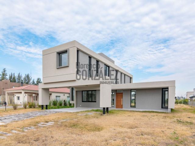 Venta de espectacular Casa 4 ambientes en Ezeiza Canning