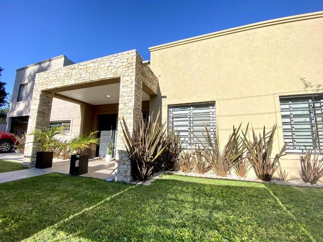 Venta de espectacular Casa 4 ambientes en Ezeiza Canning