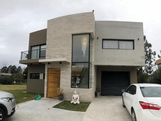 Venta de espectacular Casa 4 ambientes en Ezeiza Tristán Suárez