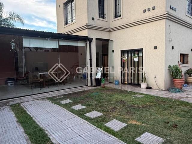 Venta de espectacular Casa 4 ambientes en Ituzaingó