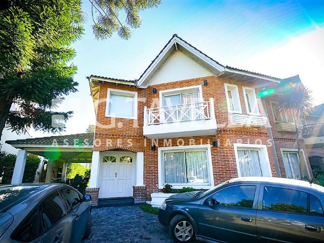 Venta de espectacular Casa 4 ambientes en Ituzaingó