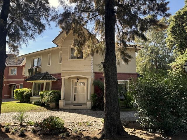 Venta de espectacular Casa 4 ambientes en Ituzaingó