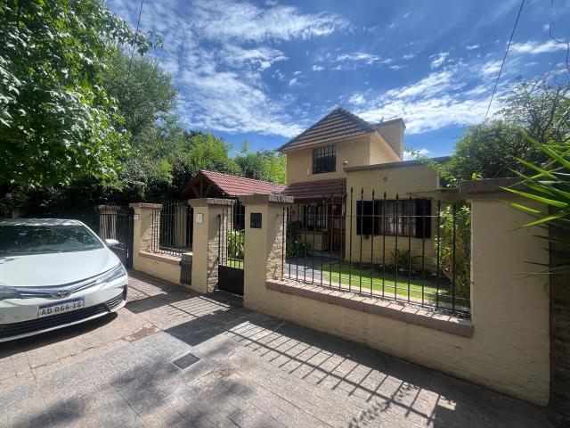 Venta de espectacular Casa 4 ambientes en Ituzaingó Parque Leloir