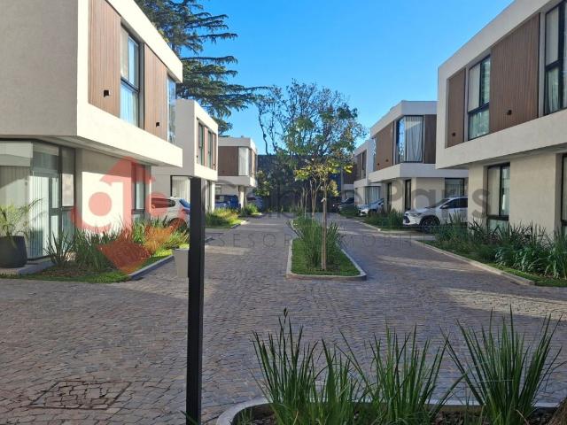 Venta de espectacular Casa 4 ambientes en Ituzaingó Parque Leloir