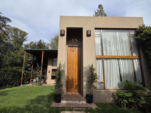 Venta de espectacular Casa 4 ambientes en Ituzaingó Parque Leloir